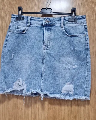 Minifalda vaquera desgastada
