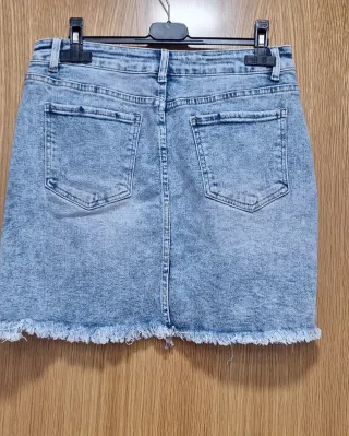 Minifalda vaquera desgastada