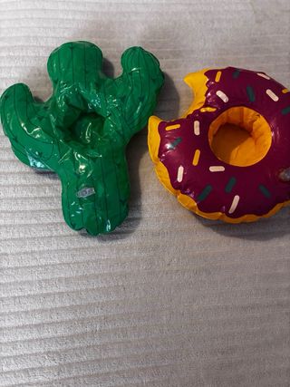 Posavasos flotantes para piscina