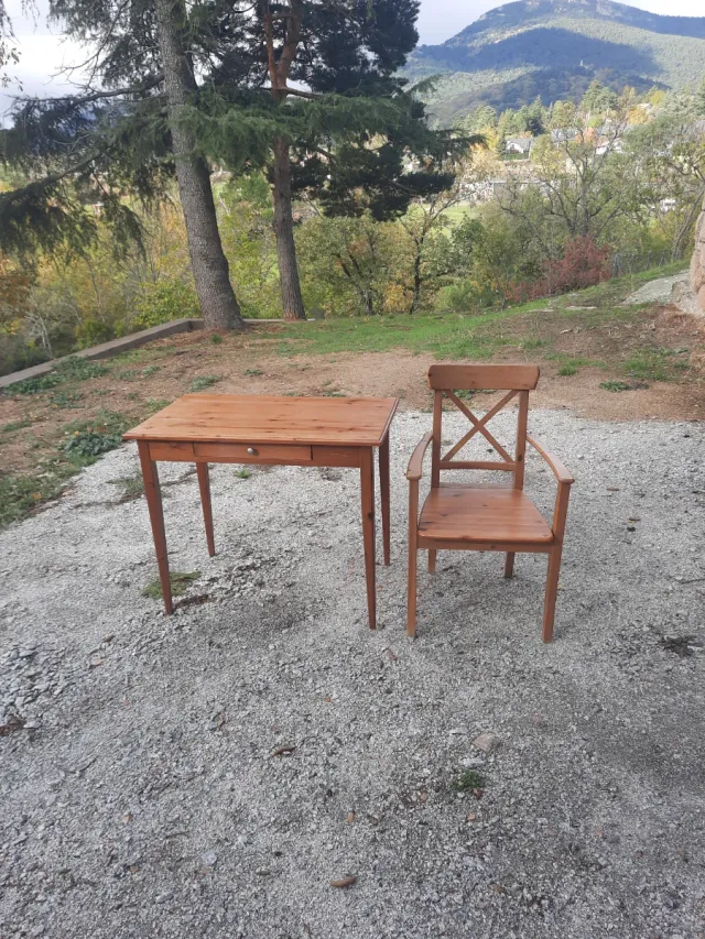 Mesa y silla de madera