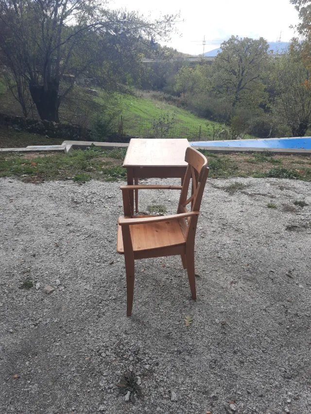 Mesa y silla de madera