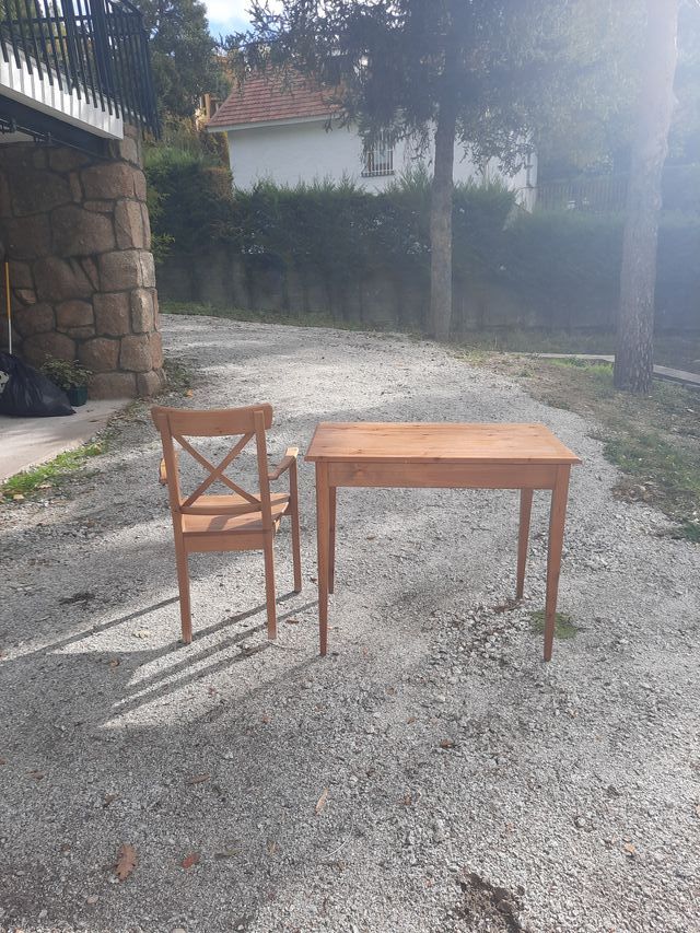 Mesa y silla de madera