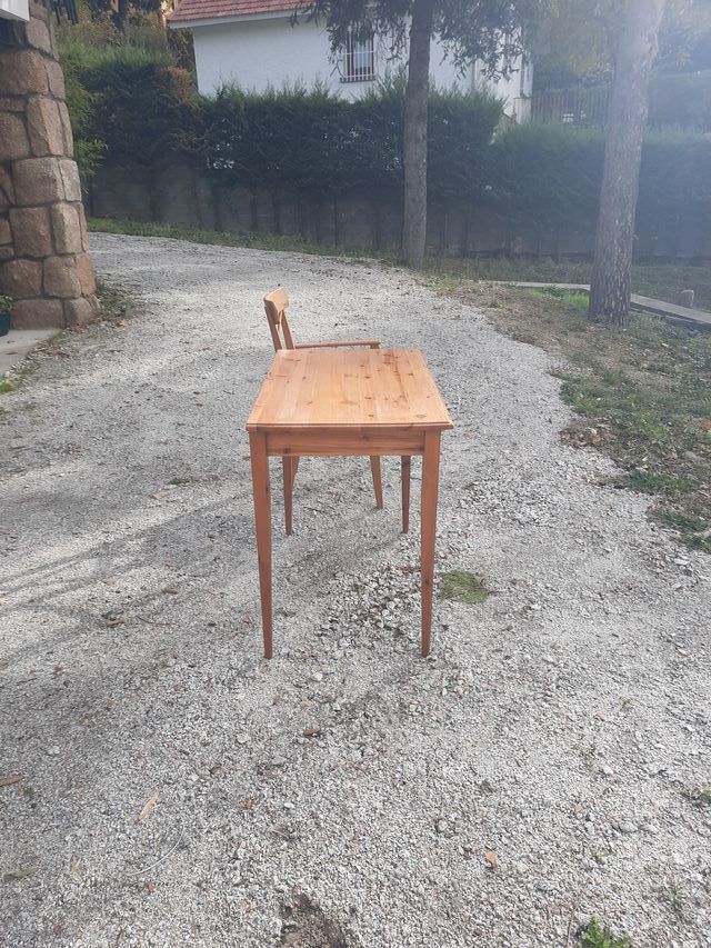 Mesa y silla de madera