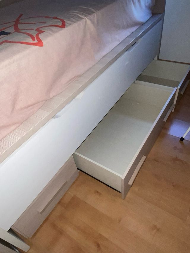 Cama compacta con cajones y colchones y estantería