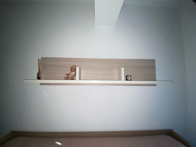 Cama compacta con cajones y colchones y estantería