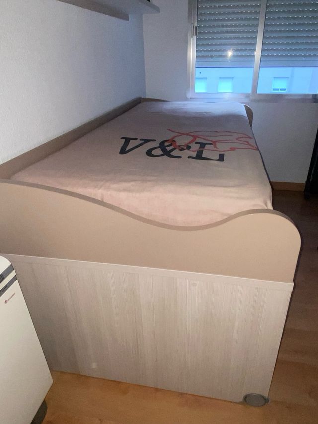 Cama compacta con cajones y colchones y estantería