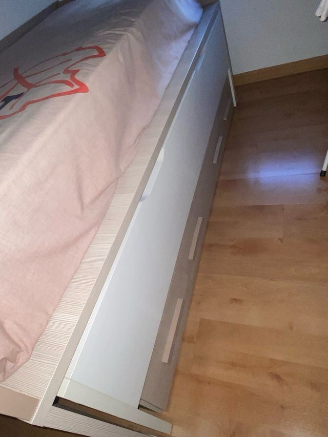 Cama compacta con cajones y colchones y estantería