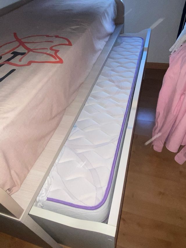Cama compacta con cajones y colchones y estantería
