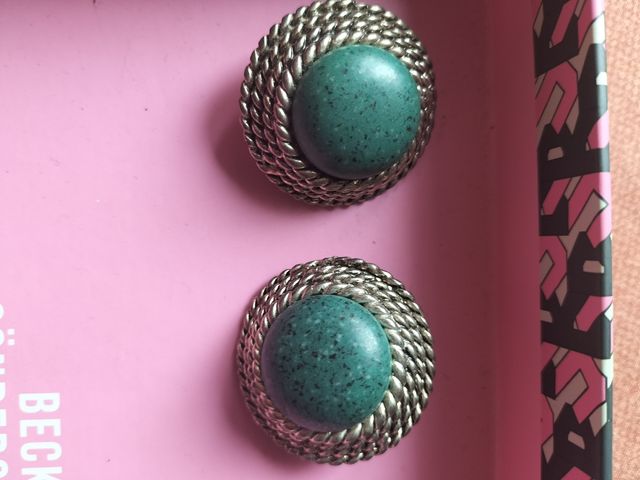 Pendientes plateados con piedra turquesa