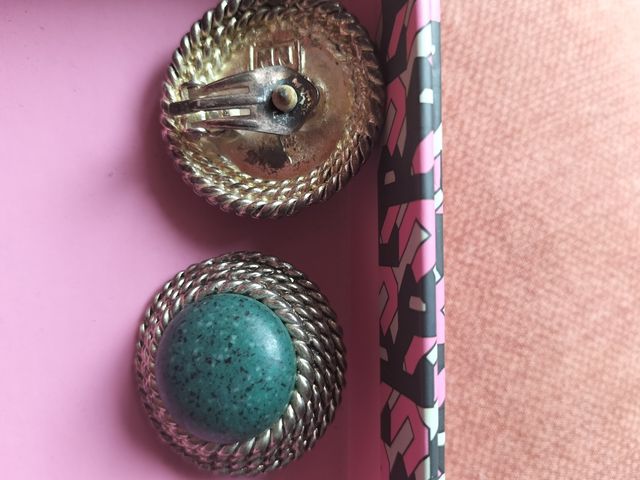 Pendientes plateados con piedra turquesa