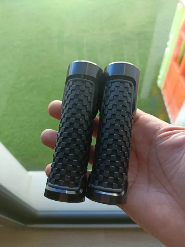 Puños de moto negros nuevos 

