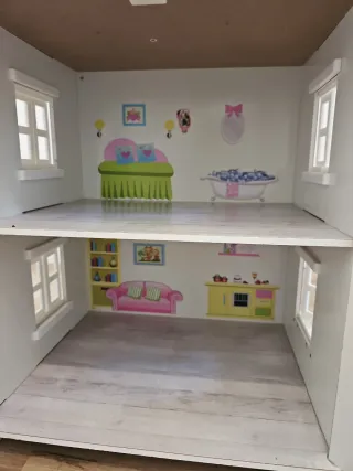 Casita de muñecas de madera
