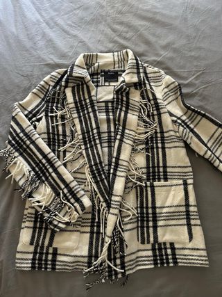 Chaqueta Bershka cuadros flecos