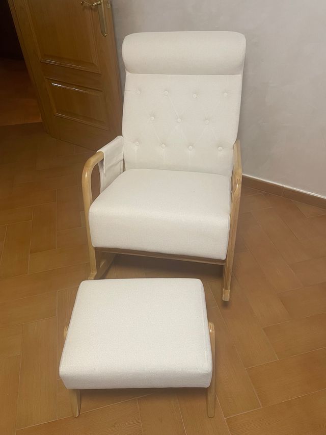 Mecedora moderna blanca con reposapiés