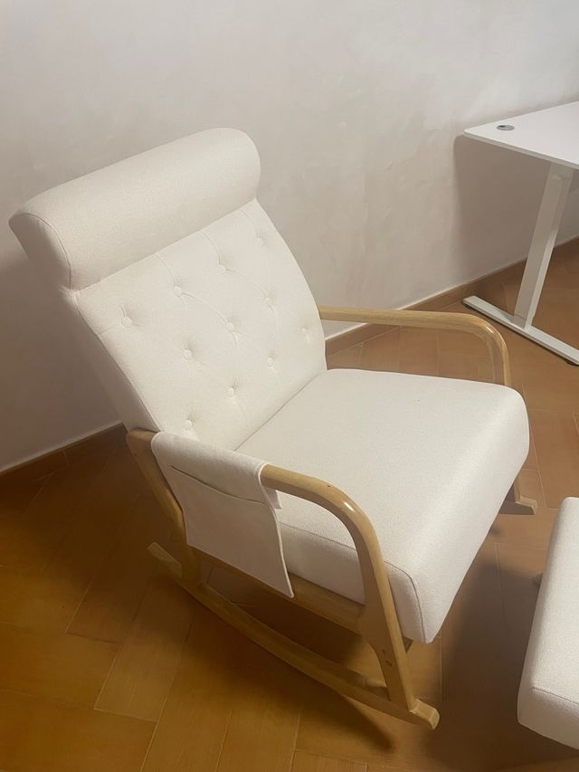 Mecedora moderna blanca con reposapiés