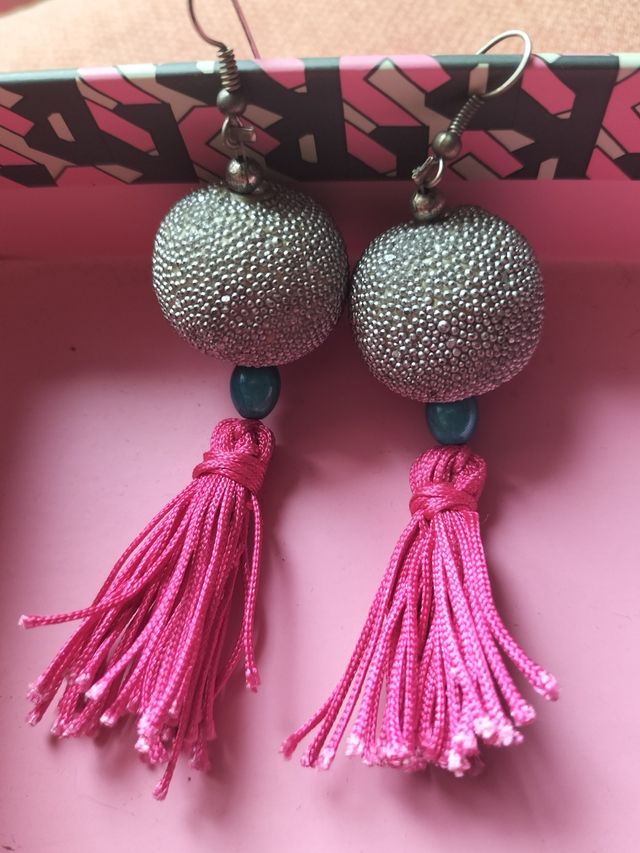 Pendientes largos borla rosa y bola plateada