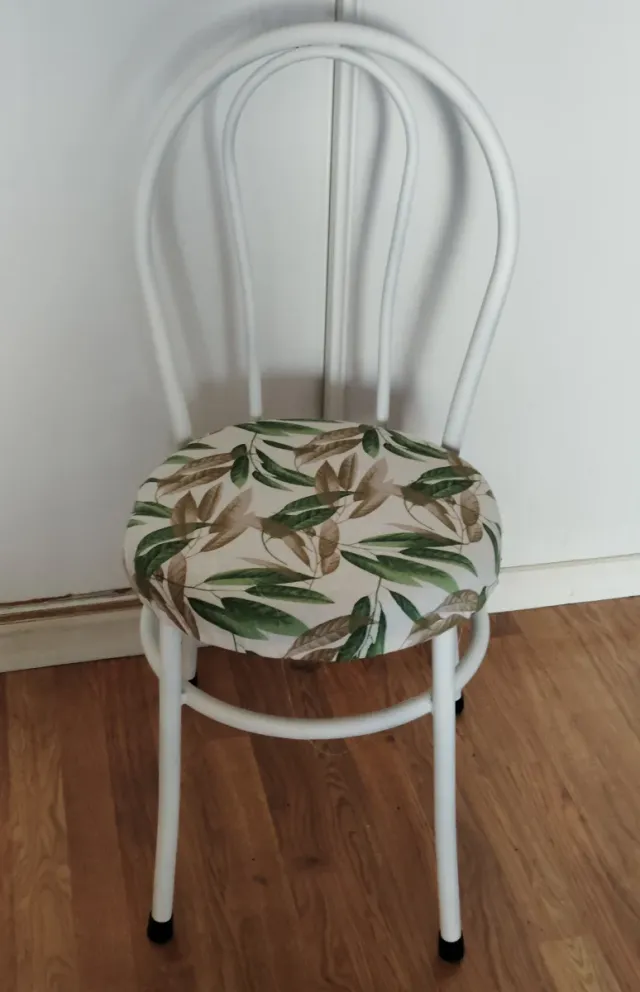 Silla de metal blanca con cojín estampado