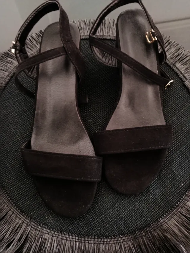 Sandalias negras tacón medio.
Un uso .