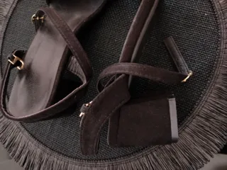 Sandalias negras tacón medio.
Un uso .