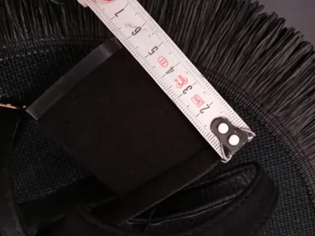 Sandalias negras tacón medio.
Un uso .