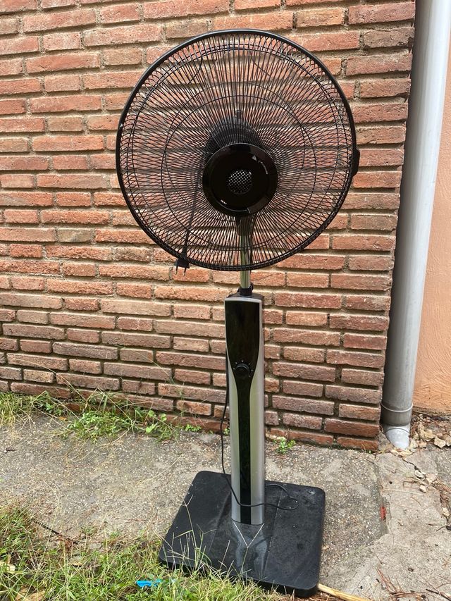 Ventilador de pie negro y plateado