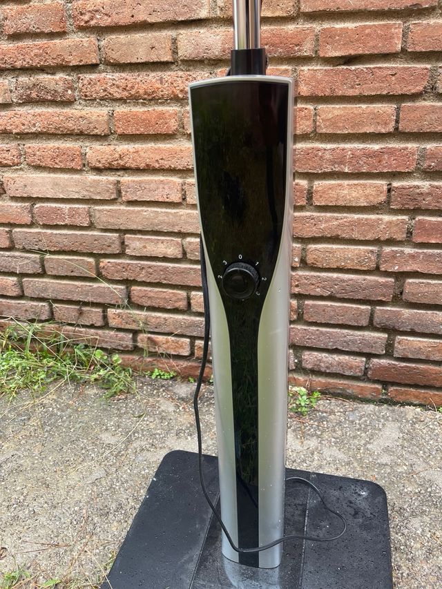 Ventilador de pie negro y plateado