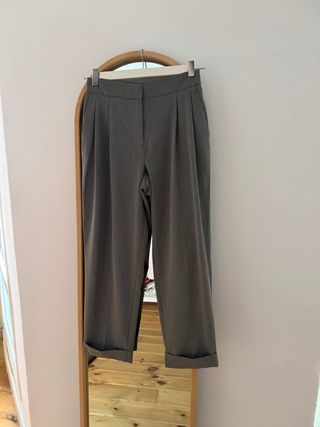 Pantalón Zara gris vestir cómodo