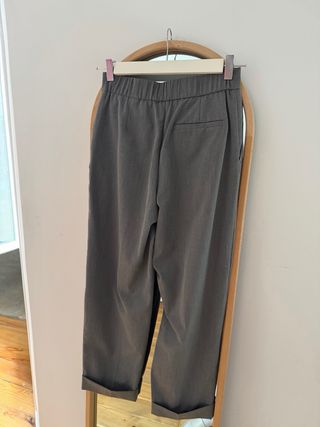 Pantalón Zara gris vestir cómodo