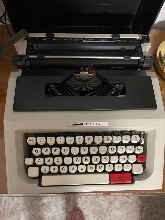 Máquina de escribir Olivetti Lettera 42
