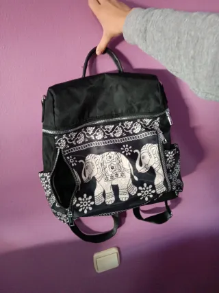 Mochila negra con estampado de elefantes