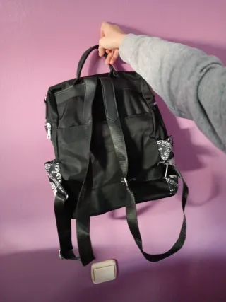 Mochila negra con estampado de elefantes