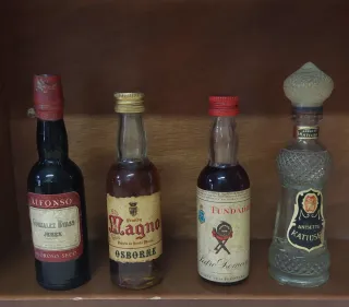 Lotto di 10 vecchie bottiglie di liquore/crema