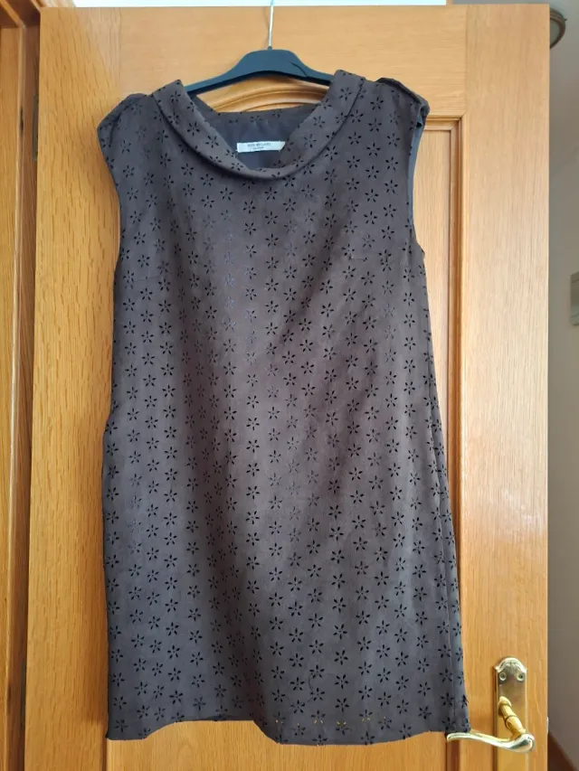 Vestido de antelina marrón con flores caladas