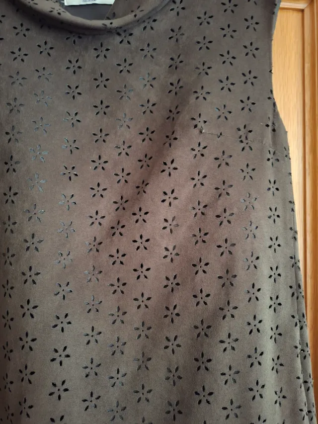 Vestido de antelina marrón con flores caladas