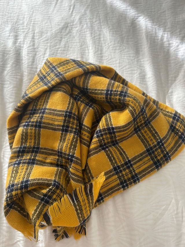 Bufanda de cuadros amarilla y negra