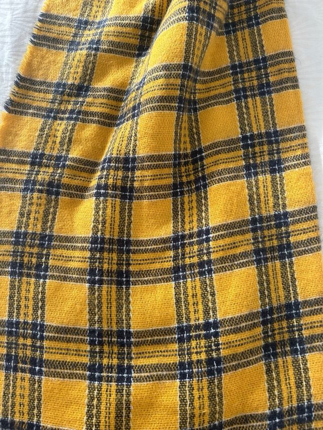 Bufanda de cuadros amarilla y negra