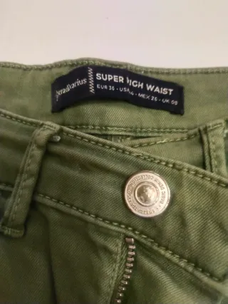 Pantalones vaqueros verdes desgastados