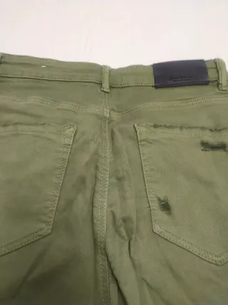 Pantalones vaqueros verdes desgastados