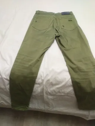 Pantalones vaqueros verdes desgastados