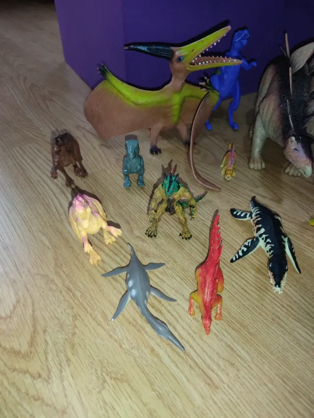 Lote de dinosaurios de juguete