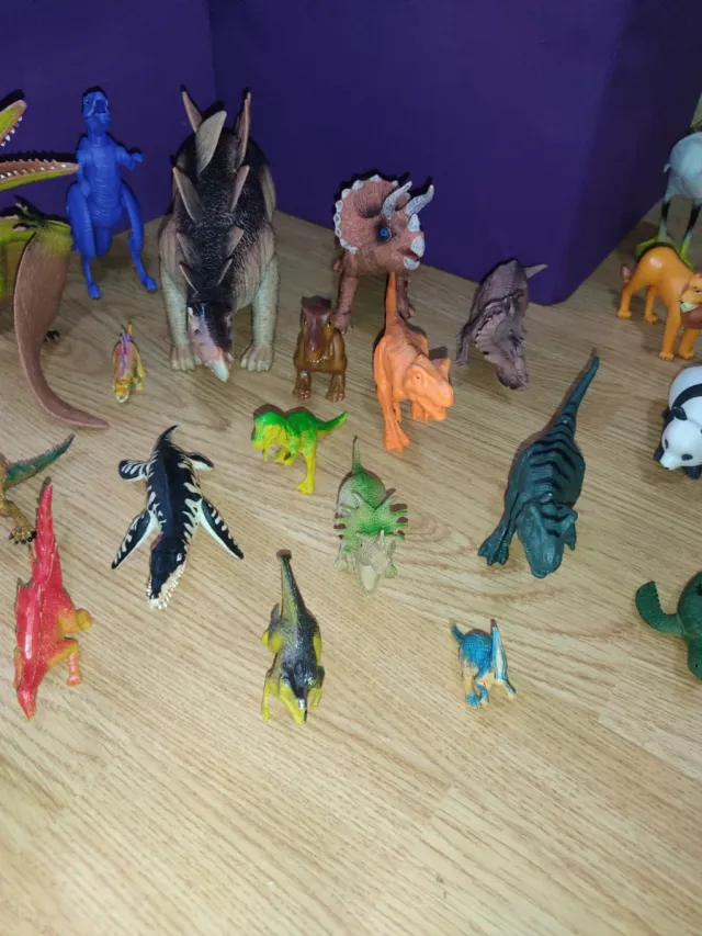 Lote de dinosaurios de juguete