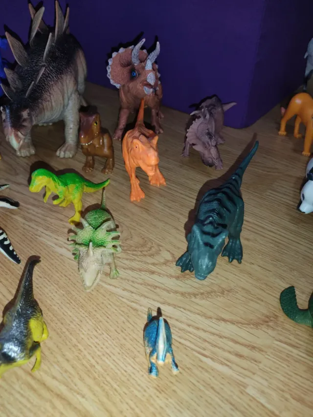 Lote de dinosaurios de juguete