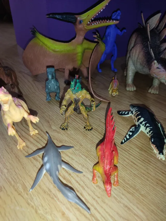 Lote de dinosaurios de juguete