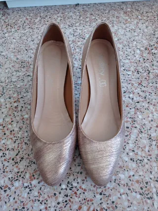 Tacones dorados elegantes