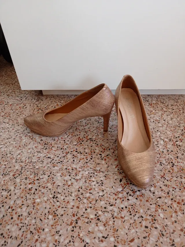 Tacones dorados elegantes