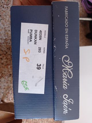 Tacones dorados elegantes