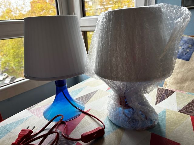 Lámpara azul y blanca de cristal y plástico. 2 Ud.