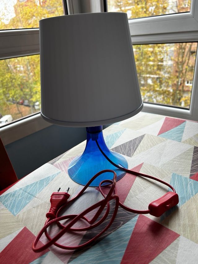 Lámpara azul y blanca de cristal y plástico. 2 Ud.