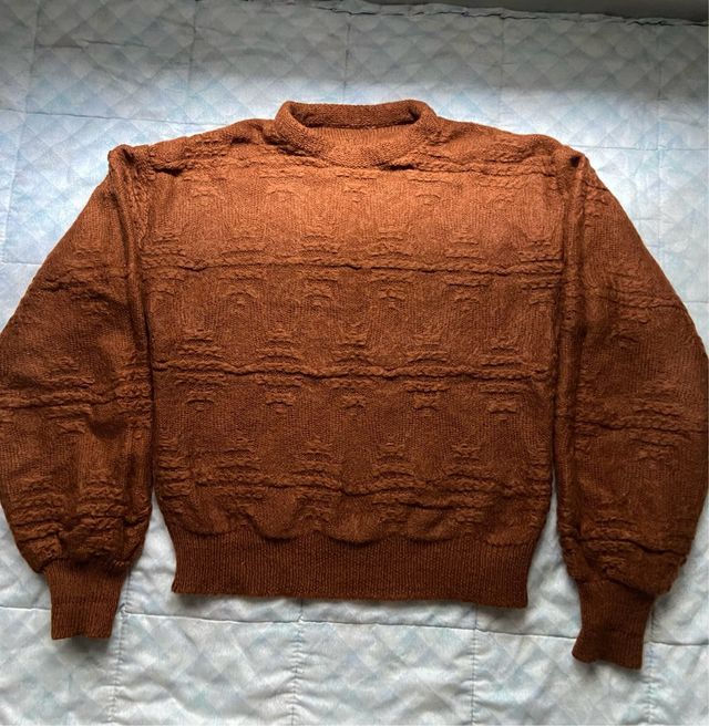 Jersey marrón tejido con textura