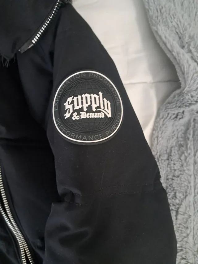 Chaqueta acolchada con capucha y pelo